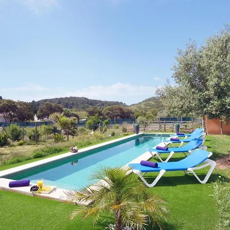 Sleeps 4 With Pool And Air Con