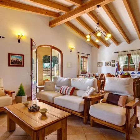 Sleeps 4 With Pool And Air Con