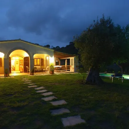 Sleeps 4 With Pool And Air Con Vila